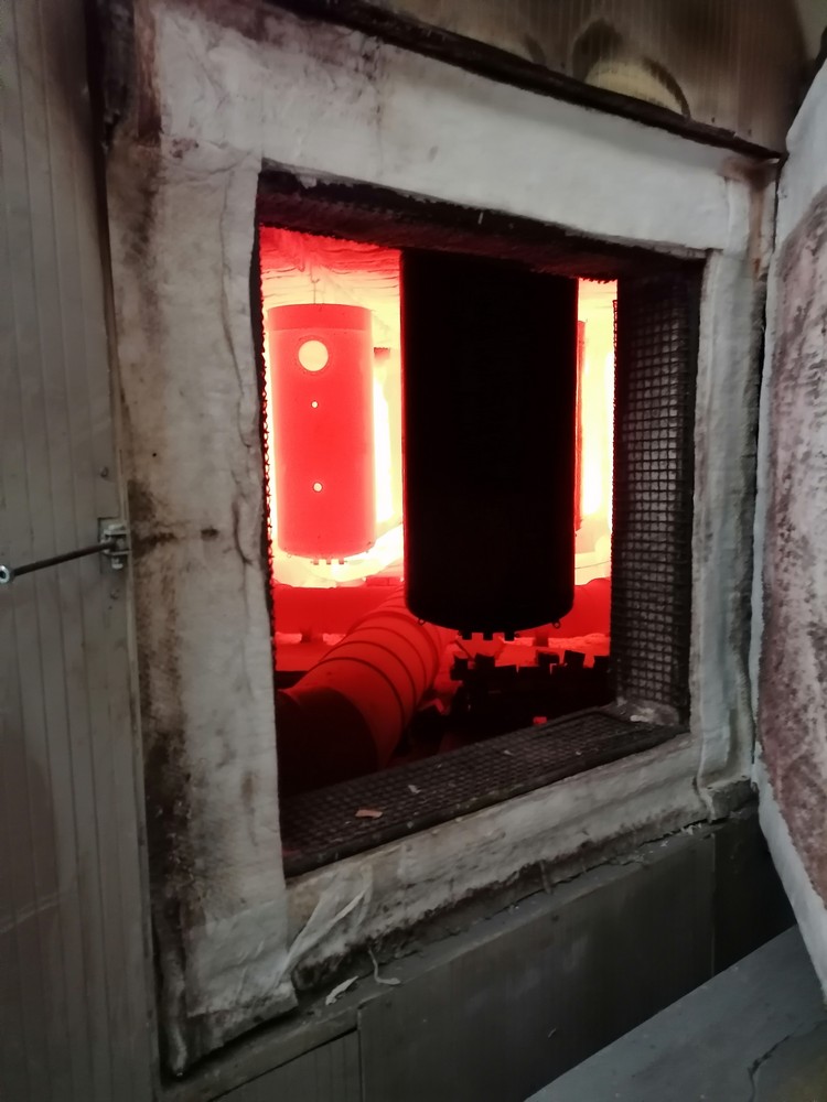Serbatoi incandescenti visti dalla finestra del forno