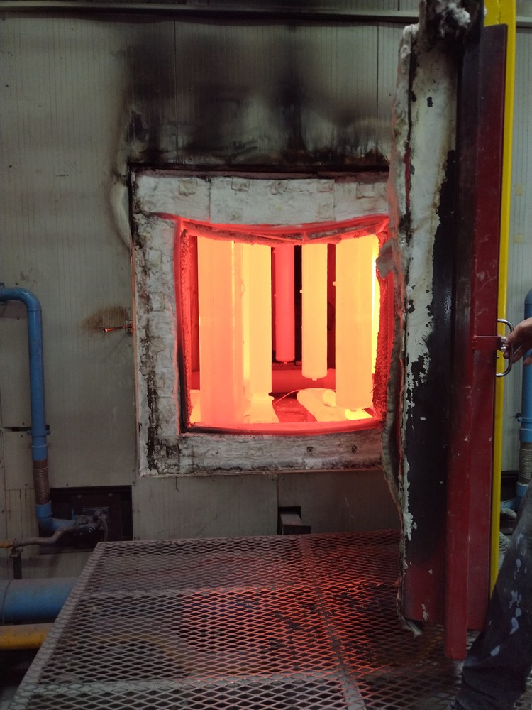 Forno di cottura aperto con serbatoi incandescenti