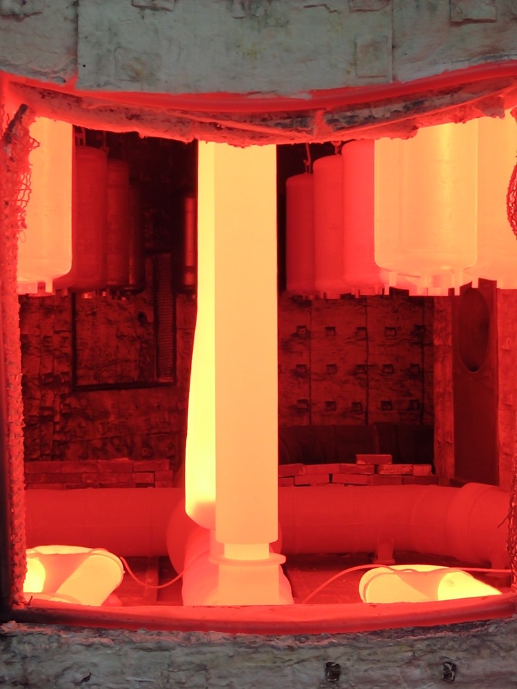 Interno del forno con serbatoi alla massima temperatura