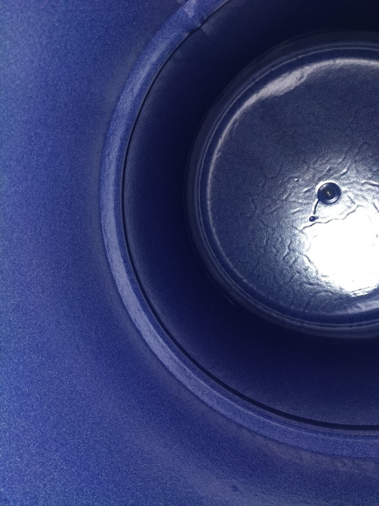 Dettaglio della finitura vetrificata blu